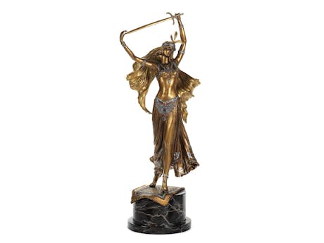 Grosse „Wiener Bronze“ – Figur einer Säbeltänzerin